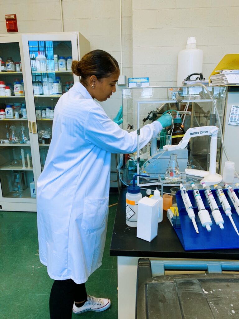 Ph.D. student Leana Santos works in the laboratory.